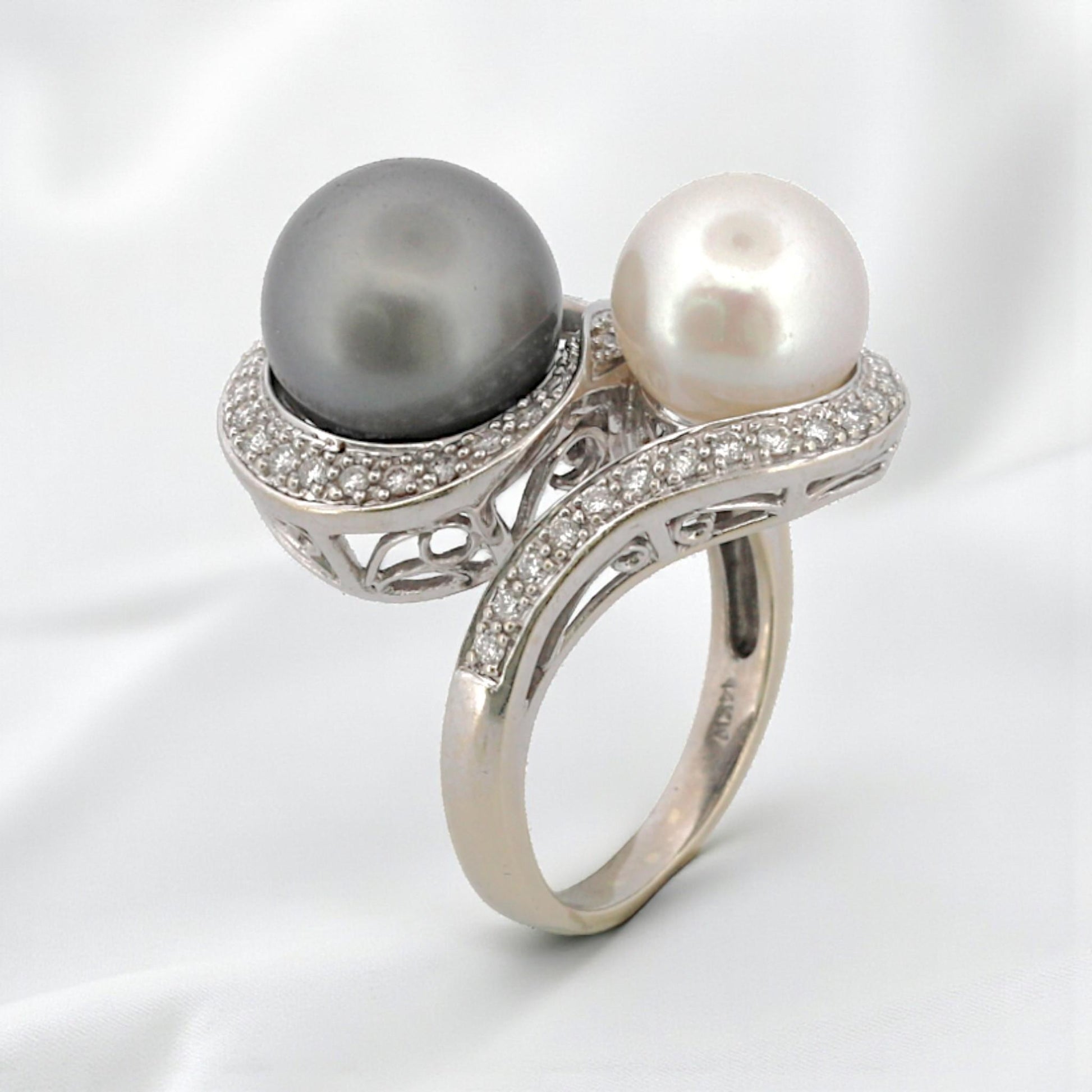 14K White Gold BH Signed Black & White Pearl Diamond Statement Ring Size 8.25